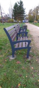 ławka z miejscem dla niepełnosprawnych